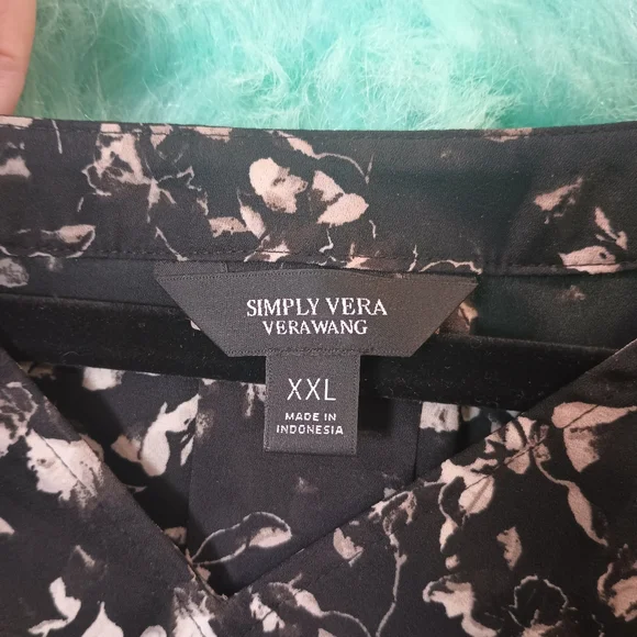 Simply Vera Vera Wang Black and Gray V-Neck Floral Blouse Size XXL - Picture 10 of 10